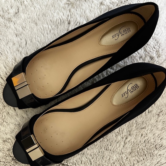 Alfani Step ‘n Flex low wedge in navy. 9.5M - Picture 1 of 6